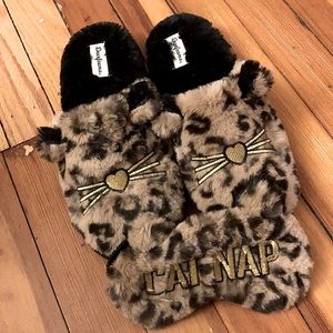 Cat slippers and eye sleep mask by Dearfoams